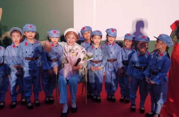 “吴琼花”再来郑 首次在百花奖看露天电影和观众说说知心话