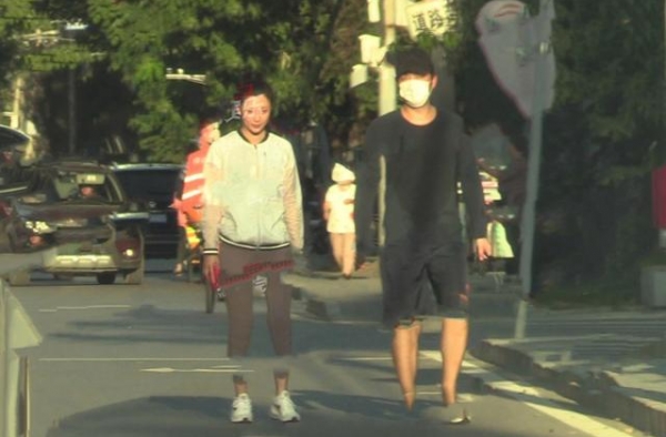 40岁殷桃罕现身！被男友当街踢屁股表情娇嗔，身姿丰腴似少女