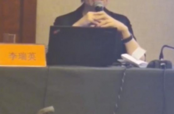 央视前主播李瑞英罕露面，一身黑衣气质严肃，直言播音腔是贬义词