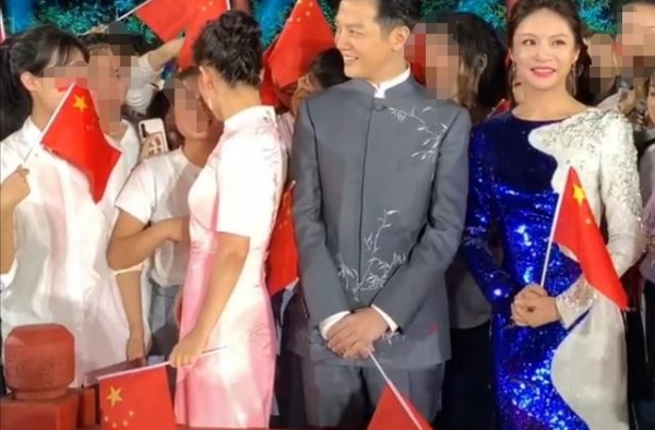 央视主持人任鲁豫女粉太多，被争抢合影！身旁女主持备受冷落