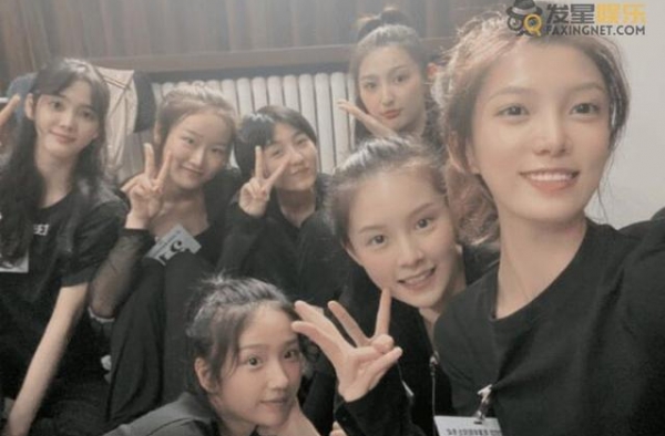张子枫新生合影 短发造型被调侃是混进美女的假小子