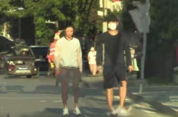 40岁影后与男友逛街，被当街踢臀还娇嗔，身材样貌似少女