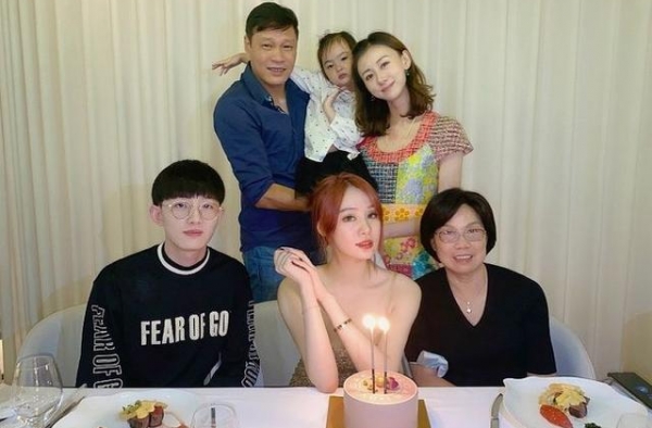 范志毅大女儿过生日！现任妻子和小女儿一起合照庆祝！温馨美满