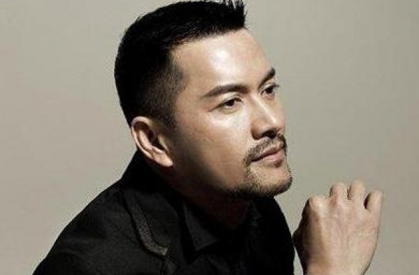 他拥有不老神颜，两段感情都以离婚告终，与富婆结婚后终于收心