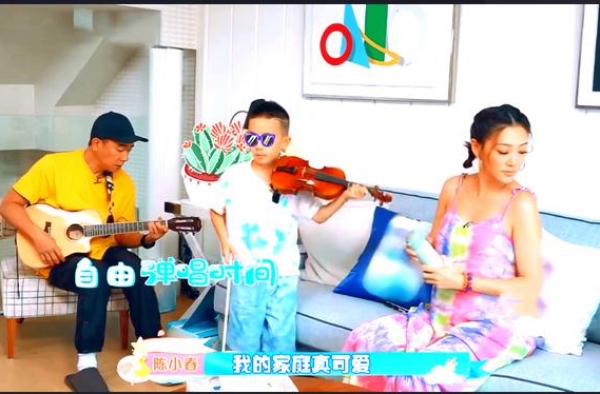 小小春嫌爸爸弹唱难听，自己拉小提琴却打脸，应采儿育儿理念超赞