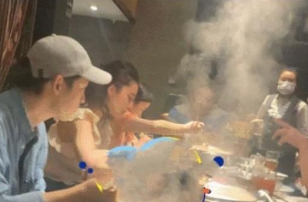 范冰冰跟四位男性友人聚餐，穿荷叶边上衣，嘬腮嘟嘴超有魅力