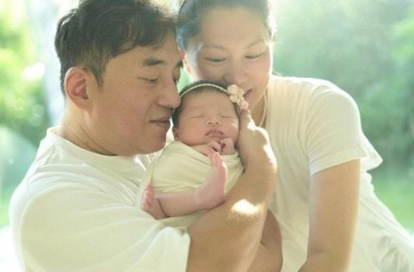 歌手吕方抱女儿爱不释手，还想与小16岁身家半亿老婆生个儿子？