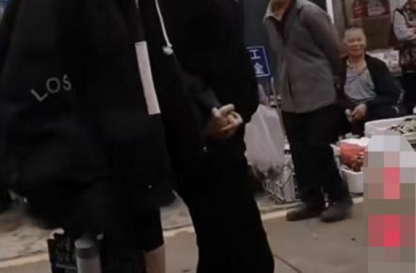 赌王之子农村赶集，手牵奚梦瑶对一切都好奇，被吐槽像精神小伙儿