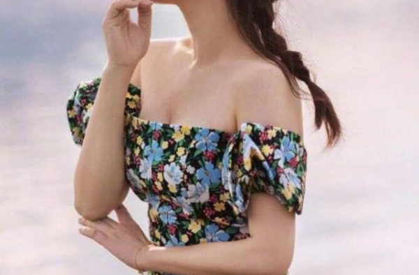 又一不老女神诞生！50岁杨钰莹穿碎花裙搭鱼尾辫，看着像少女