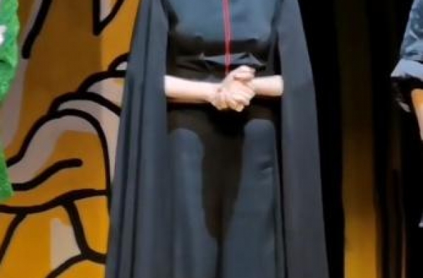 47岁张泉灵自嘲，演6场话剧富豪老公未捧场！儿子看完说她神经