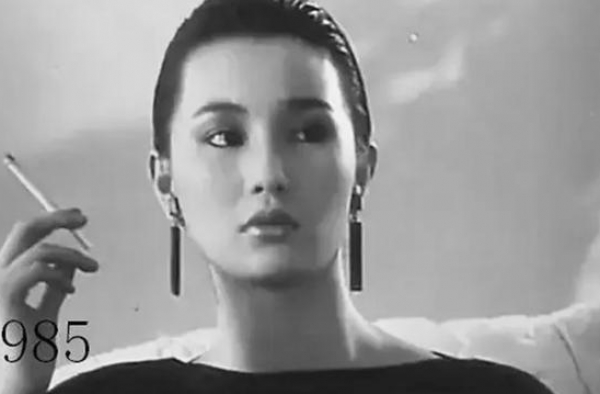 无法重拍瞬间：吻邓丽君的外国男友，滑冰的张柏芝，泡澡的王祖贤