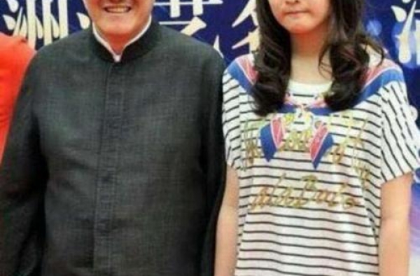 赵本山小女新片儿上映被热议，而长女小芳铁岭出嫁后，却再无消息