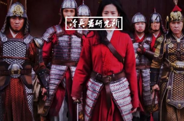把明光铠的护心镜弄到肚皮上？《花木兰》盔甲武备还真有良心复原