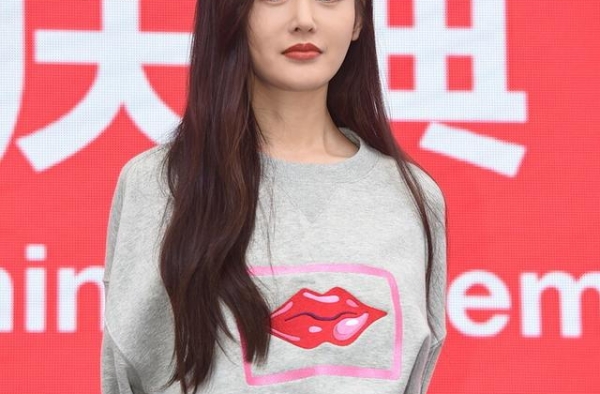张天爱出席代言活动，唇红肤白长发飘飘，身材纤细跳起来十分吸睛