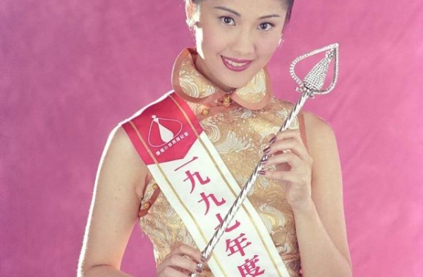 如少女，46岁港姐冠军翁嘉穗秀好身材，与亚军争豪门阔少超轰动