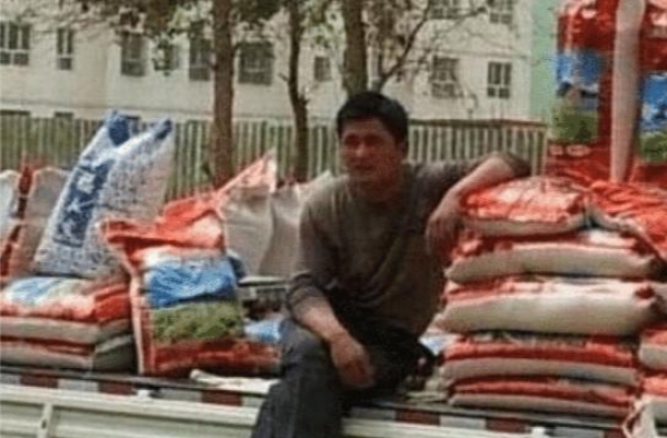 有一种“神撞脸”叫：周润发卖大米，周冬雨小学生，电焊工刘德华