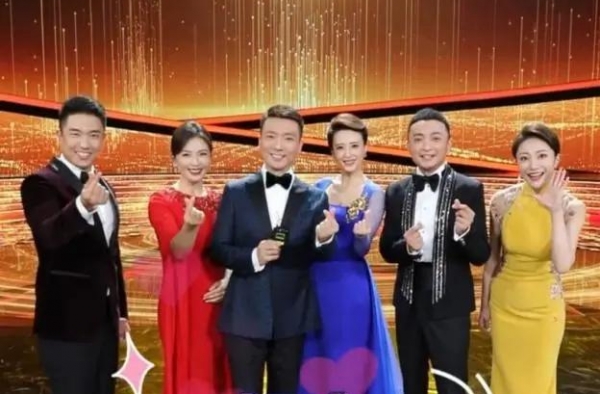 刘涛现身央视舞台，与康辉尼格买提录视频，却被指拉低档次？