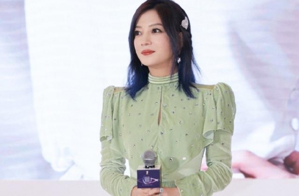 赵薇深夜被拍和小鲜肉同出公寓！对话内容有深意，被疑婚变
