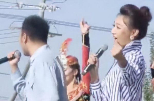 活久见！央视李梓萌罕见不戴假发，穿超短裙扎丸子头，年轻10岁
