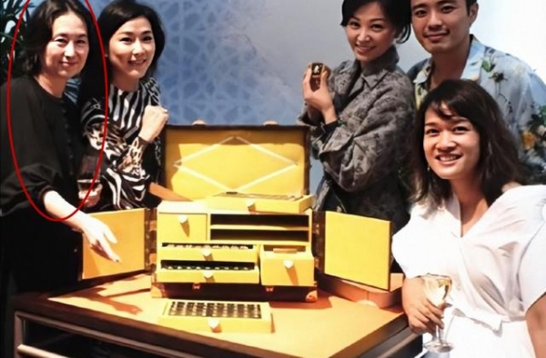 58岁何超琼赌王葬礼后罕露面，一身黑衣现身活动，豪门风范尽显
