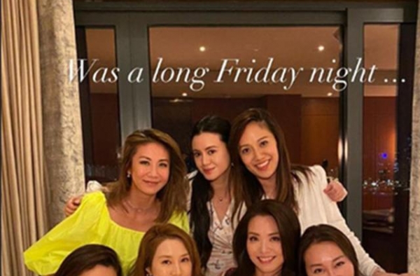 千亿媳妇徐子淇罕露面，身材发福难掩美貌，与名媛们聚会稳坐C位