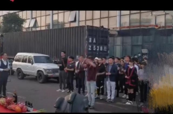 歌手杨坤直播带货，开播仪式排场大，率众人朝天祭拜被指像黑社会
