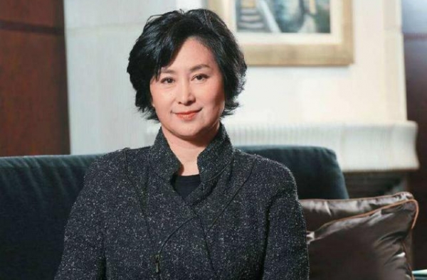 58岁何超琼赌王葬礼后首现身，尸身尚未安葬，百亿遗产何去何从