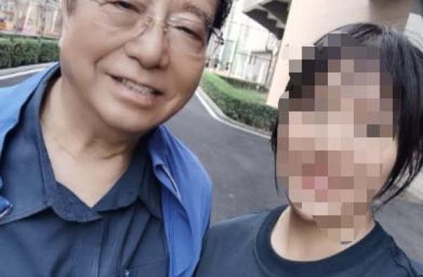 81岁李双江近况曝光，头发乌黑快秃顶，走路需搀扶还商演捞金？