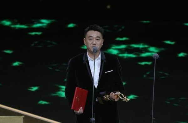 飞天奖合影排位惹争议，孙俪童瑶站中心位，秦海璐站边上被抢风头