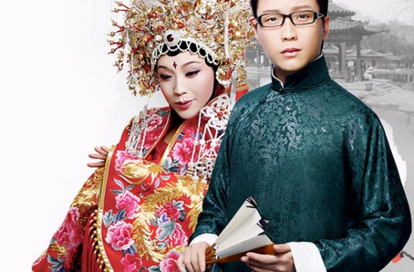 李玉刚又上热搜！机场睡姿“不雅”遭直播，上一次还是因为亡父