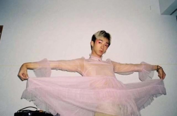 伊能静儿子穿女装、参加同性派对疑公开出柜，又与不同男生接吻