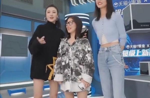 刘雯穿露腰装量腿，身高178腿长116，长腿特效都不敢这么拉