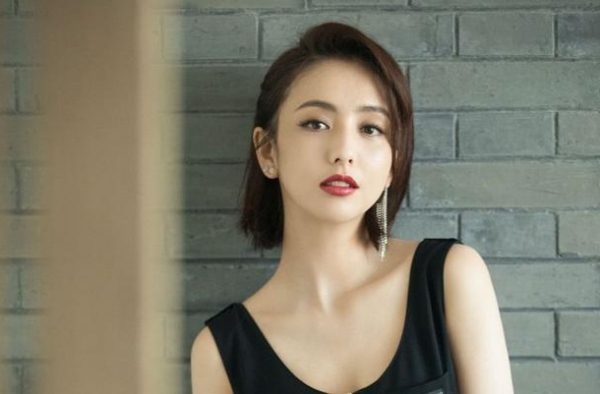 佟丽娅社交被揩油？遭男子热情拉手贴耳说话，一脸不悦甩开显无奈