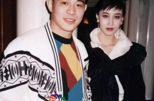 李连杰称愿意为利智抛弃名利，可以为她死