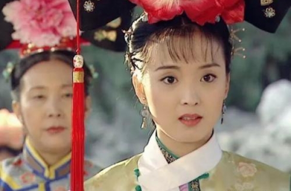 王艳越来越有“阔太”范，修身旗袍搭披肩优雅古典，美回端庄晴儿