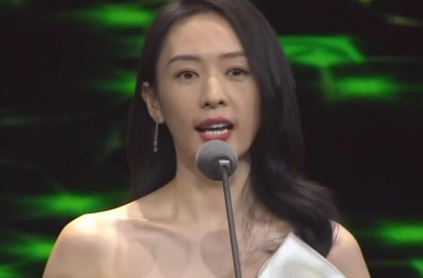 飞天奖女星造型：周涛知性大气，童瑶秀曼妙身材，孙俪得罪造型师