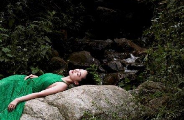 李沁露背诗画造型，置身于山水之间，侠义十足，不失温柔