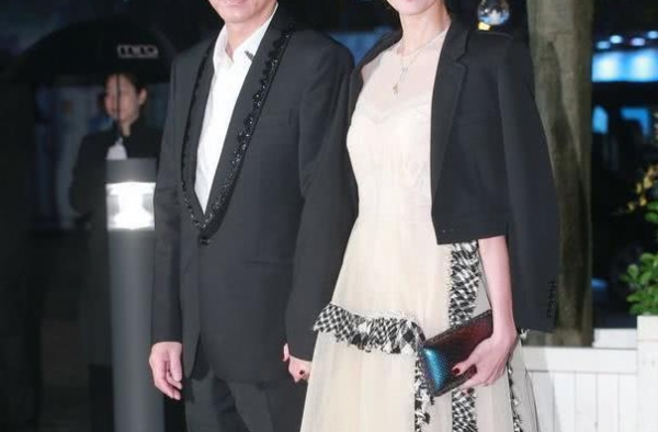 李嘉欣穿蕾丝裤与许晋亨牵手逛超市，细节体现其9岁儿子良好家教