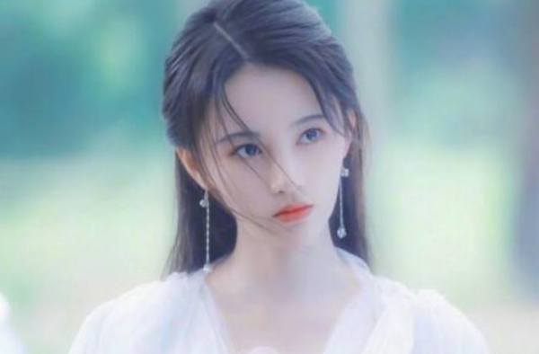 同样是“千年美少女”，日本有桥本环奈，中国鞠婧祎，非洲版惊艳