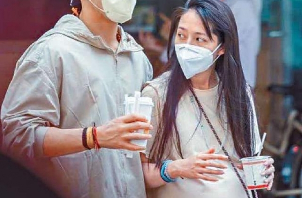 郭碧婷孕照曝光！素颜与向佐一同出街，孕肚明显被猜测预产期将至