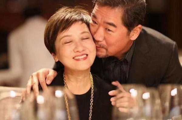张国立妻子邓婕真有62岁？穿V领长裙女王范十足，照着穿肯定美
