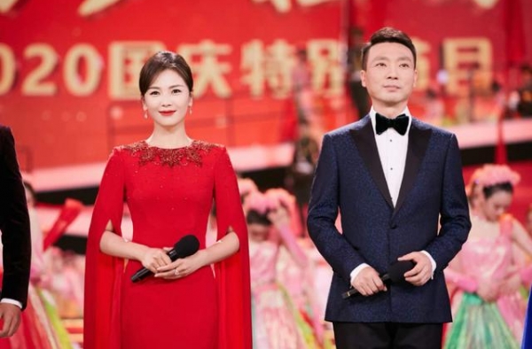 刘涛当演员可惜了！穿红色礼服秀出沙漏身材，搭档康辉气场竟不输