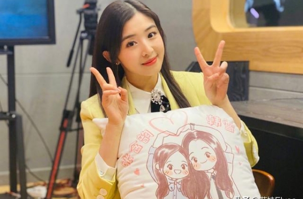 张含韵真出息了，穿抹胸公主裙首上央视中秋晚会，喊话爸妈太调皮