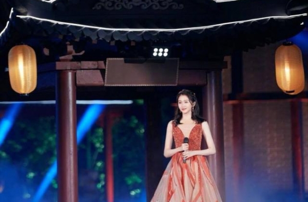 中秋晚会百花争艳：李沁关晓彤2人再登台，张含韵刺绣裙更抢镜