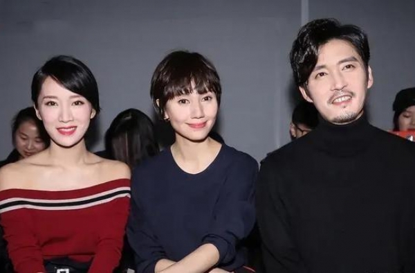 43岁袁泉同框35岁李念，一个气质脱俗一个面容娇俏难分上下。