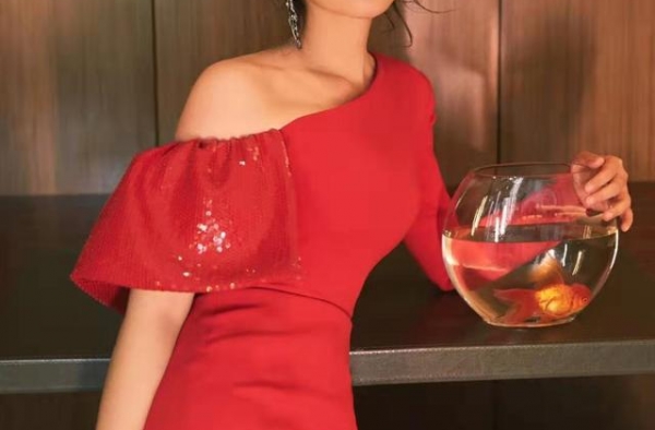 闫妮终于换新发型，一袭红色连衣裙时髦气质，人到中年越来越妩媚