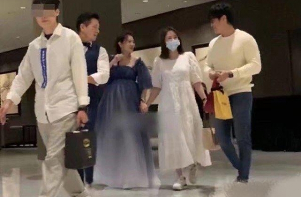 41岁陈乔恩近照罕曝光！身材变胖体态丰盈疑怀孕，家庭聚会温馨