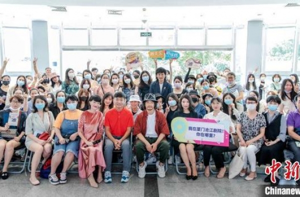 明星版话剧《四世同堂》登鹭 段奕宏、邢佳栋厦门“同框”