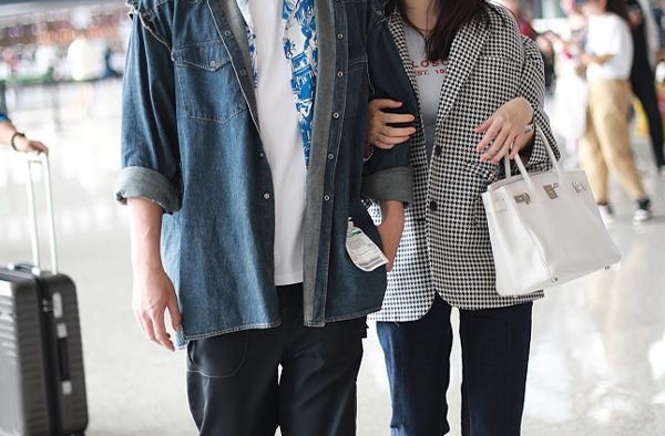 霍思燕穿西装外套真优雅，杜江穿短靴硬朗英气，一家三口衣品好赞