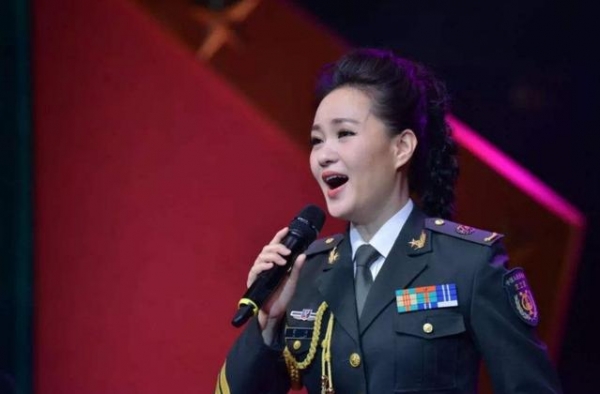 雷佳：连登春晚舞台12次，身家上亿，丈夫曾获国际级荣誉